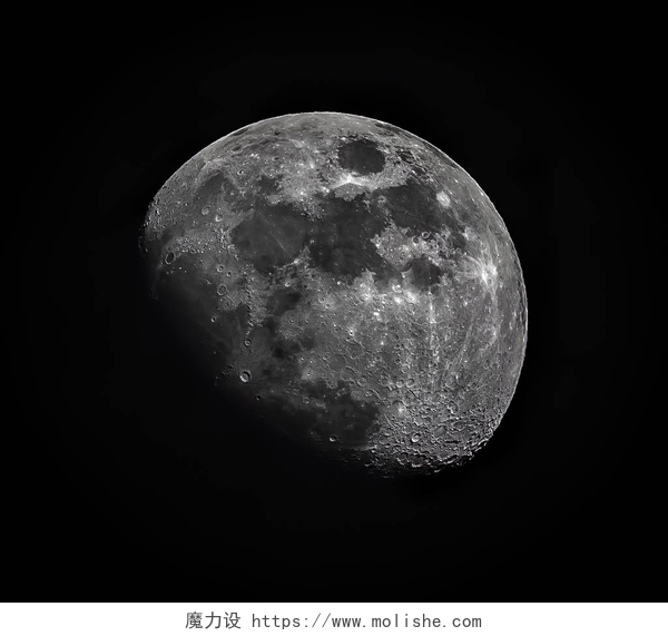黑色背景上布满陨石坑的月球满月，有详细的陨石坑.